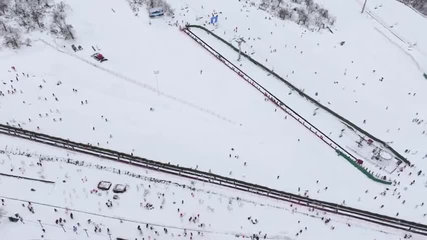 成都西岭雪山的滑雪场航拍合集