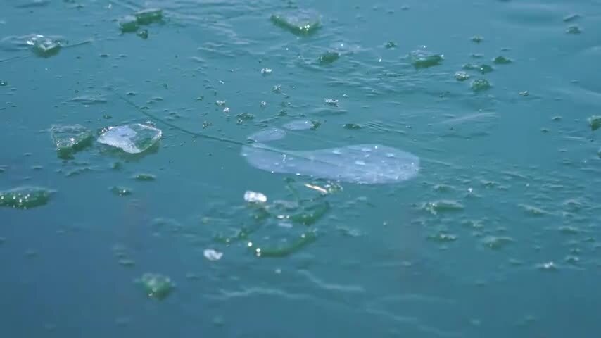 南京玄武湖公园湖面结冰和冰块下的气泡