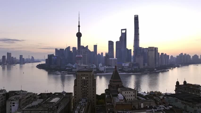 上海日出航拍从外滩建筑上升到陆家嘴天际线
