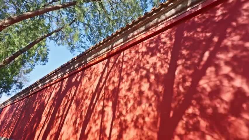 北京故宫红墙光影斑驳