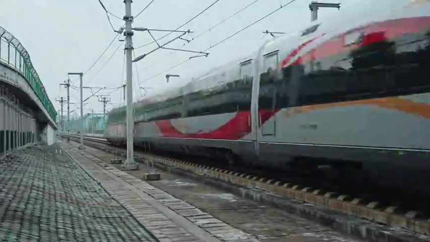 京津城际高速列车驶过