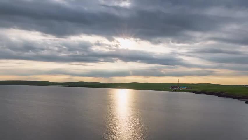 呼伦贝尔草原呼伦湖云隙光日落延时