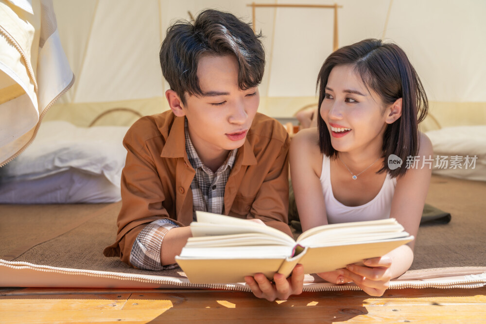 情侣趴在帐篷里看书