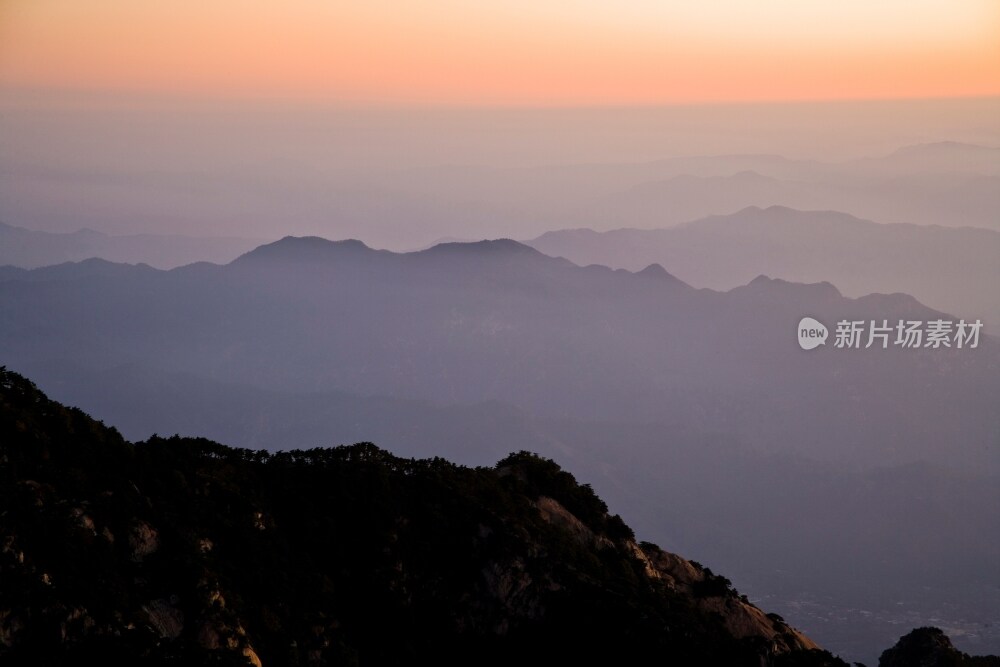 山东泰山的黎明