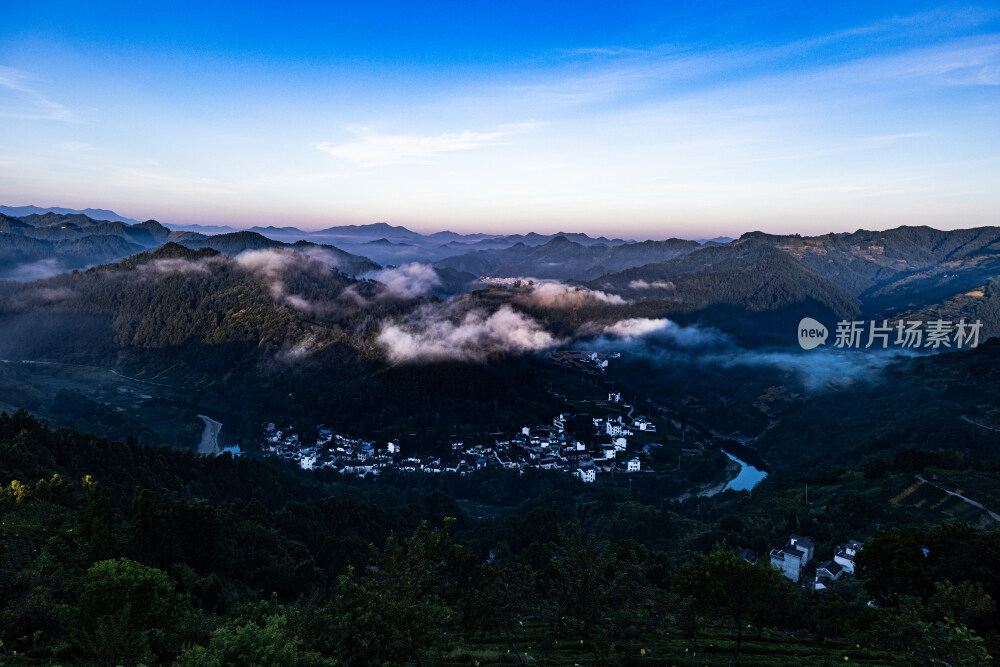 日出晨雾中的安徽石潭山村