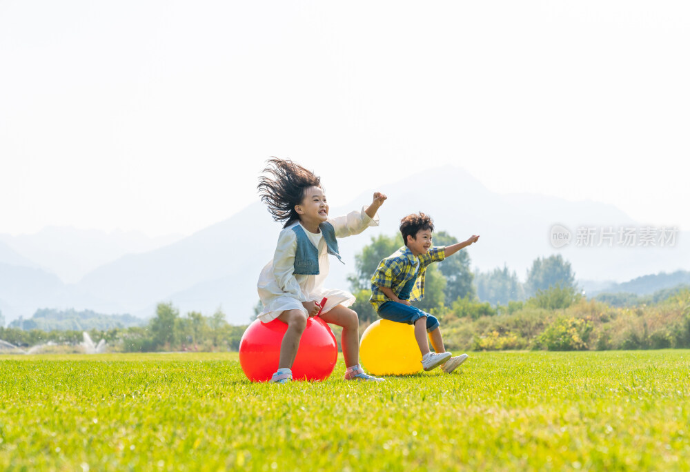 两个小孩在草地上做游戏