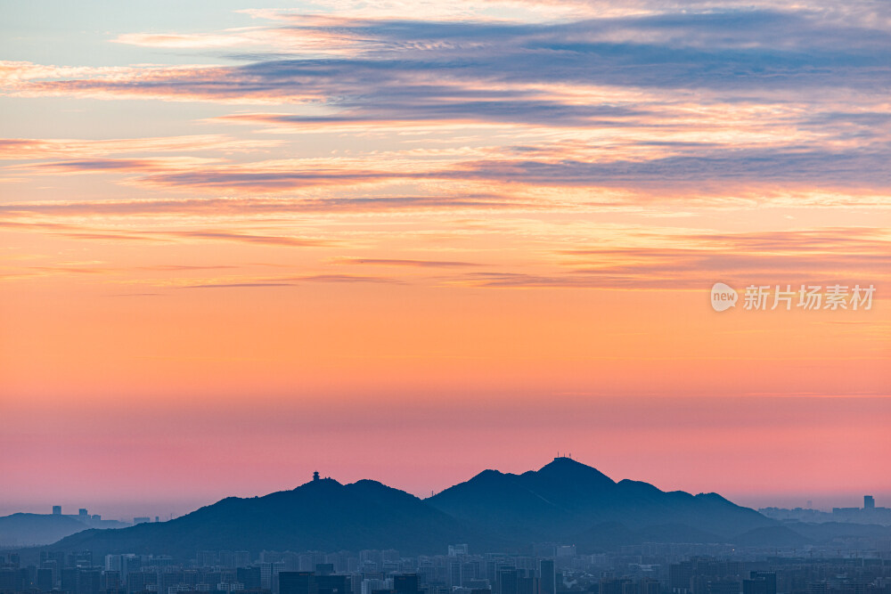 杭州西湖北高峰远眺晨光中的杭州临平半山
