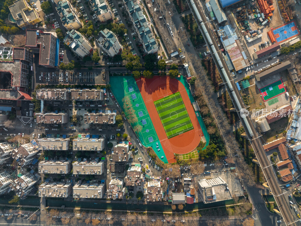 俯瞰城市老城区中的校园操场