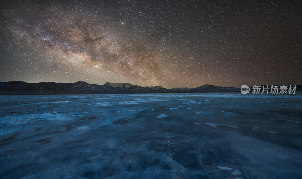 西藏普莫雍措春季银河