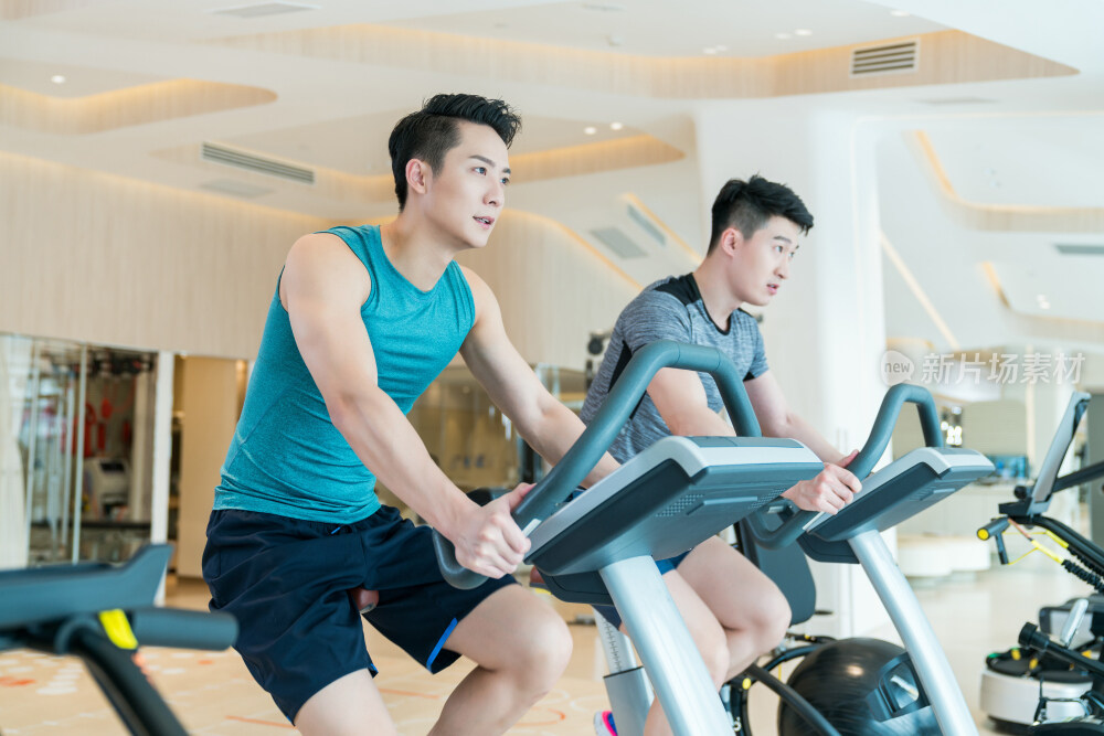 年轻男子在健身房健身