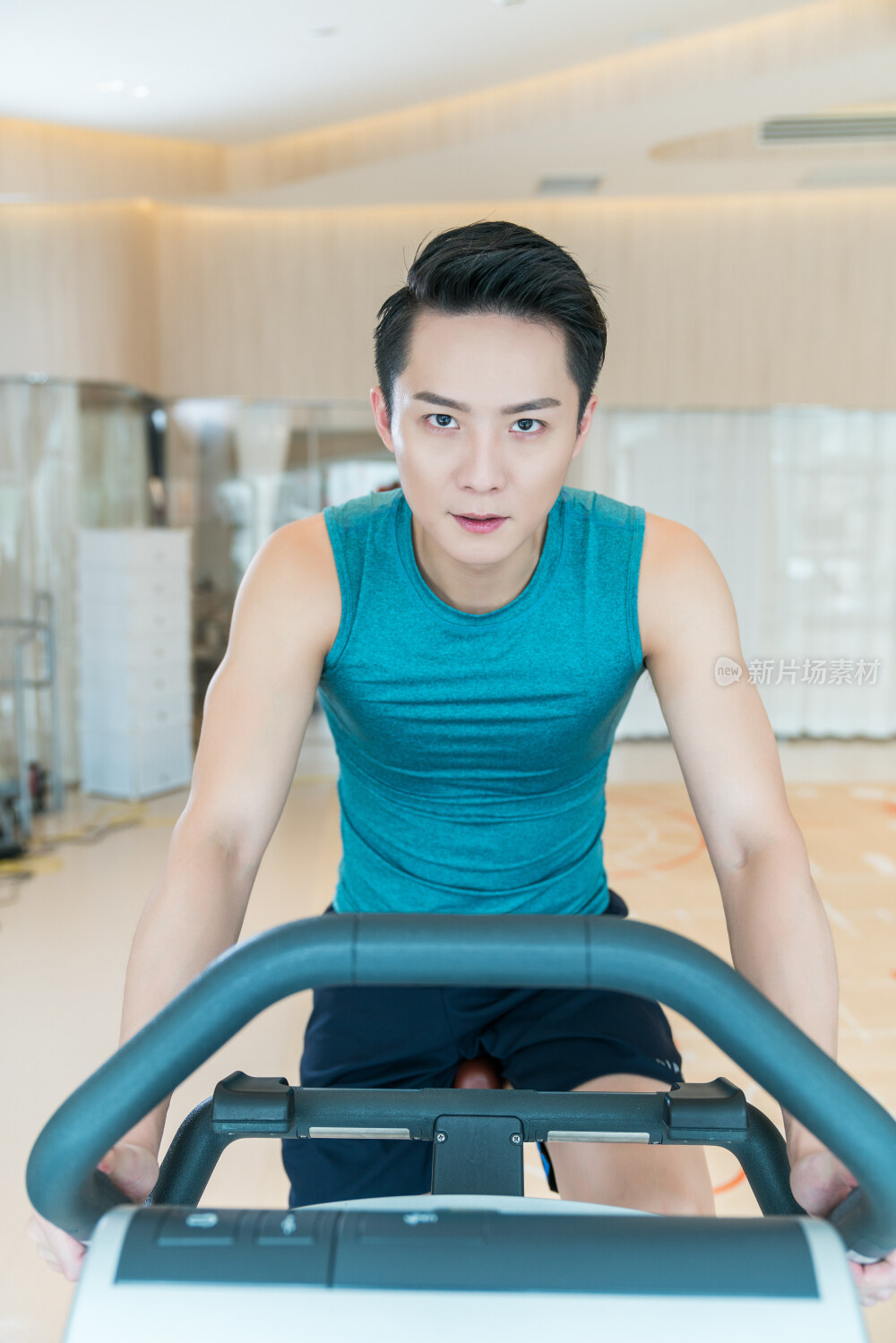 年轻男子在健身房健身