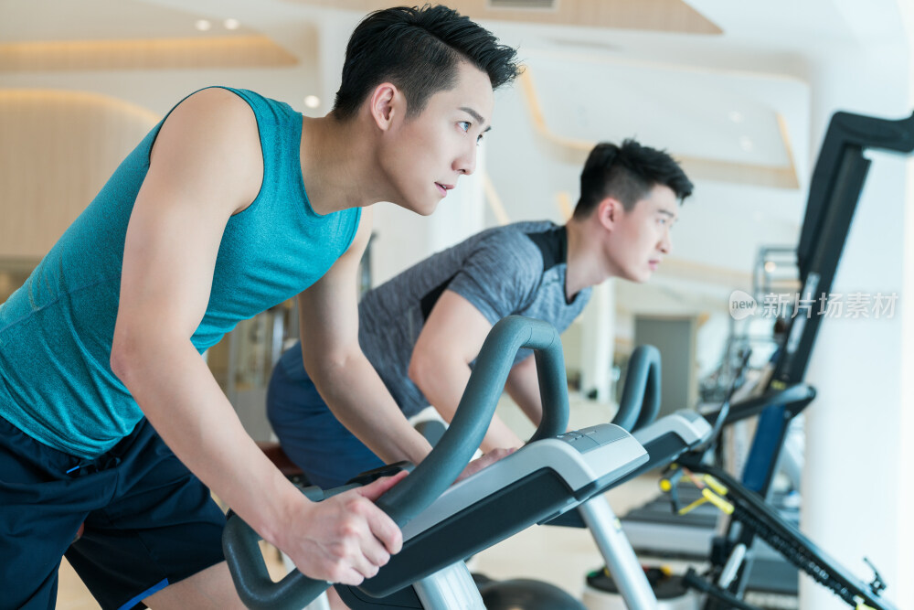 年轻男子在健身房健身