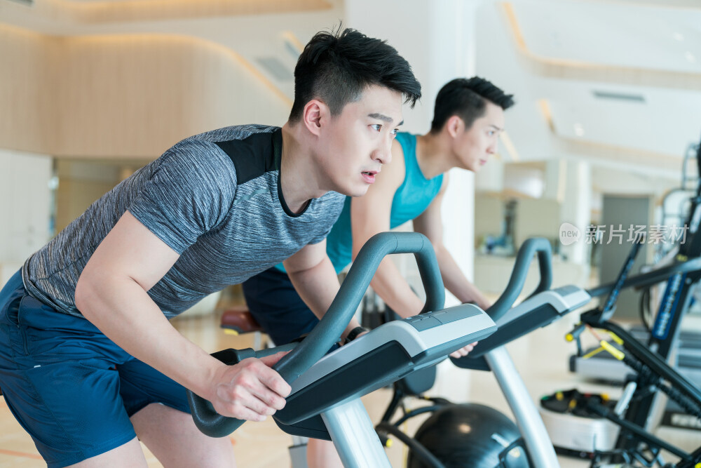 年轻男子在健身房健身