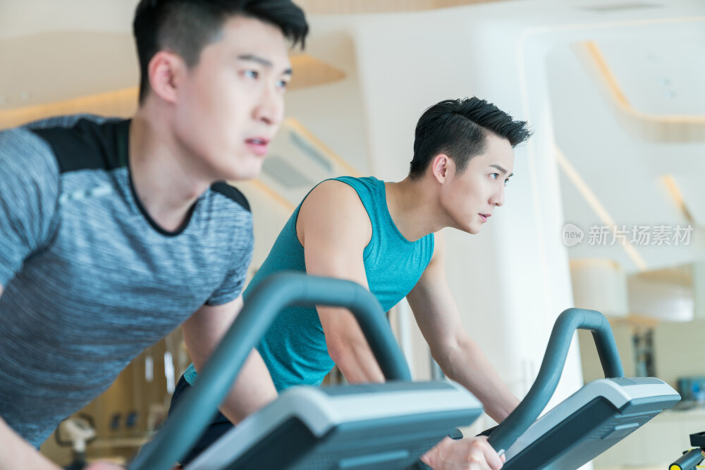 年轻男子在健身房健身