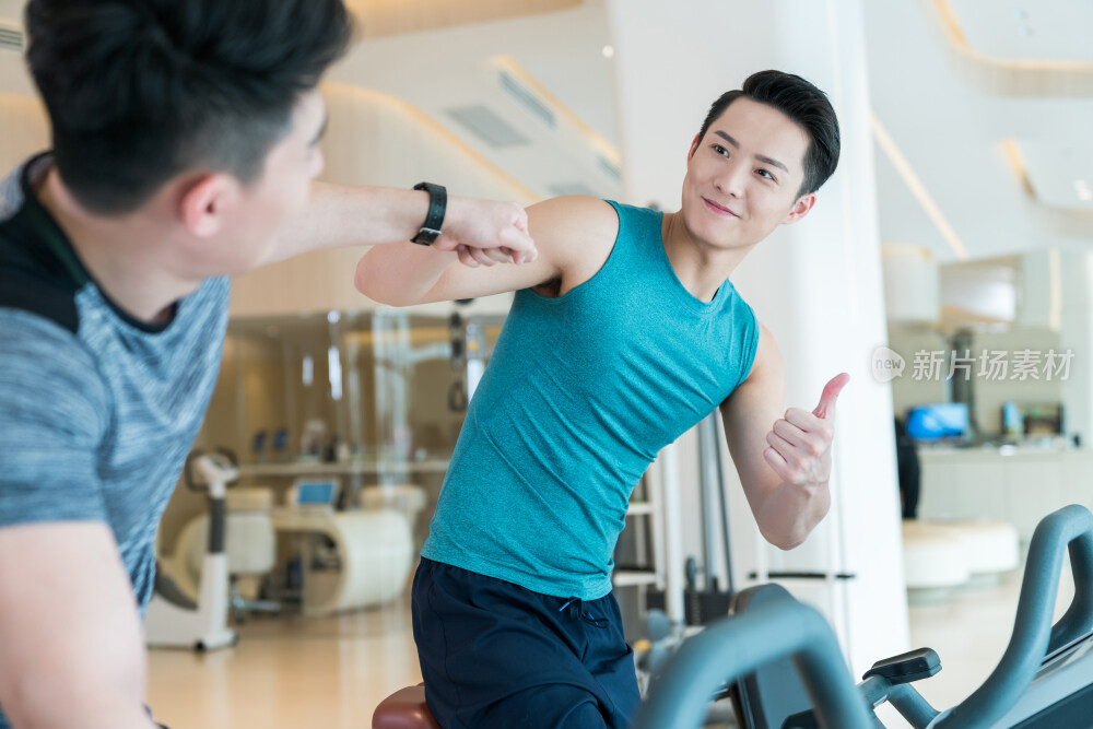 年轻男子在健身房健身