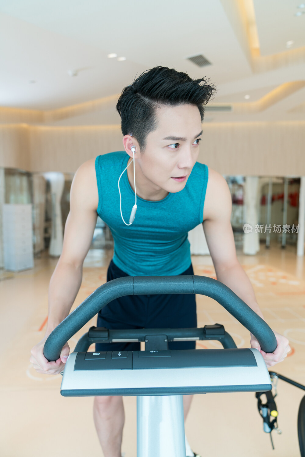 年轻男子在健身房健身