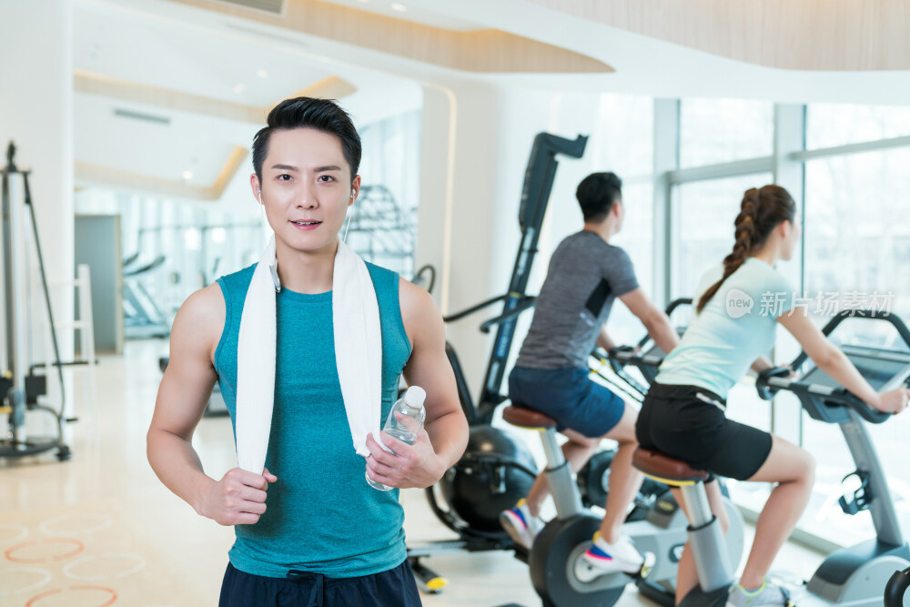 年轻男子和女子在健身房健身