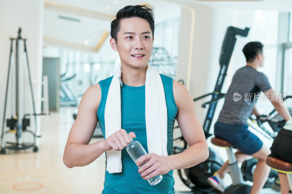 年轻男子在健身房健身