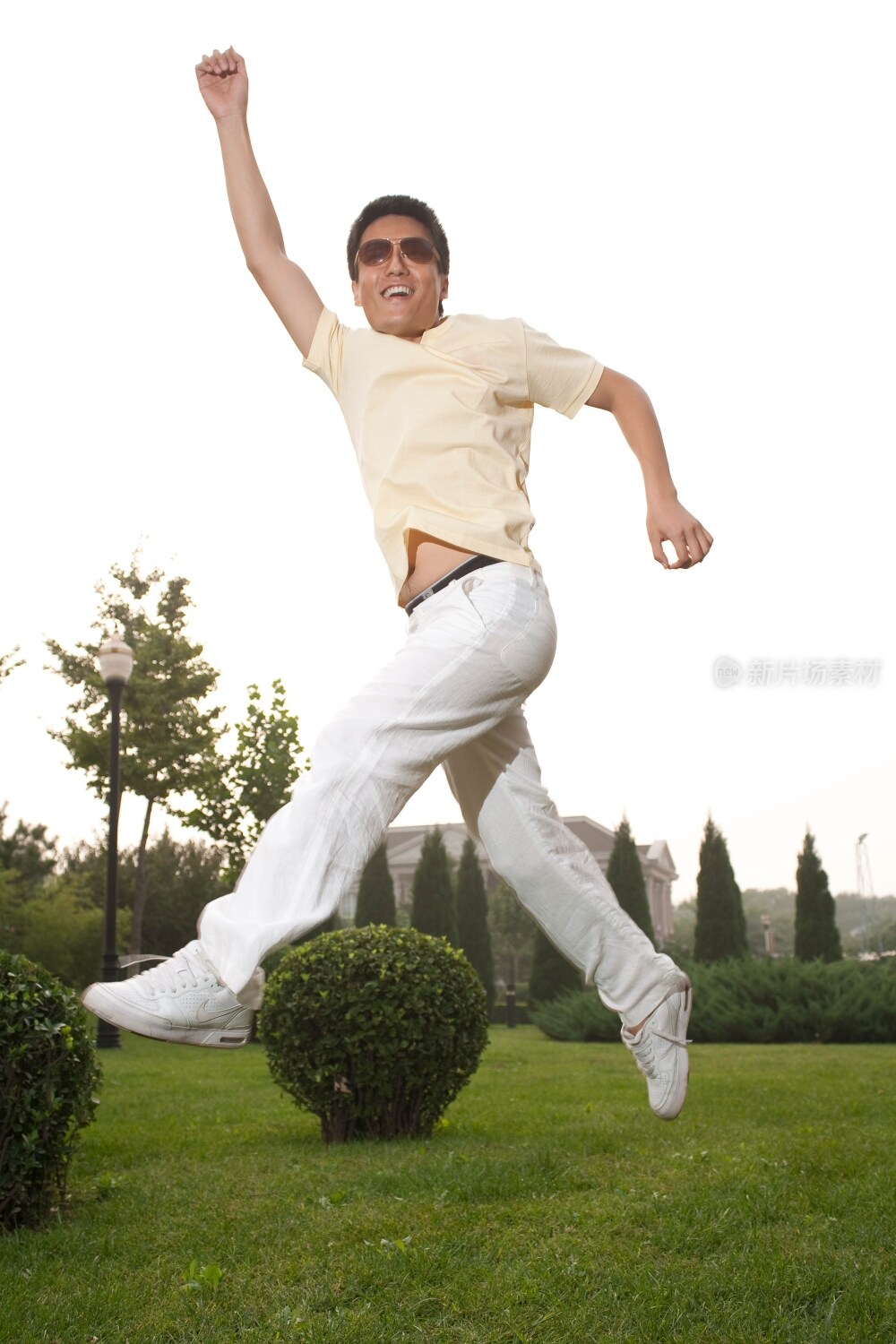 跳跃的年轻男士