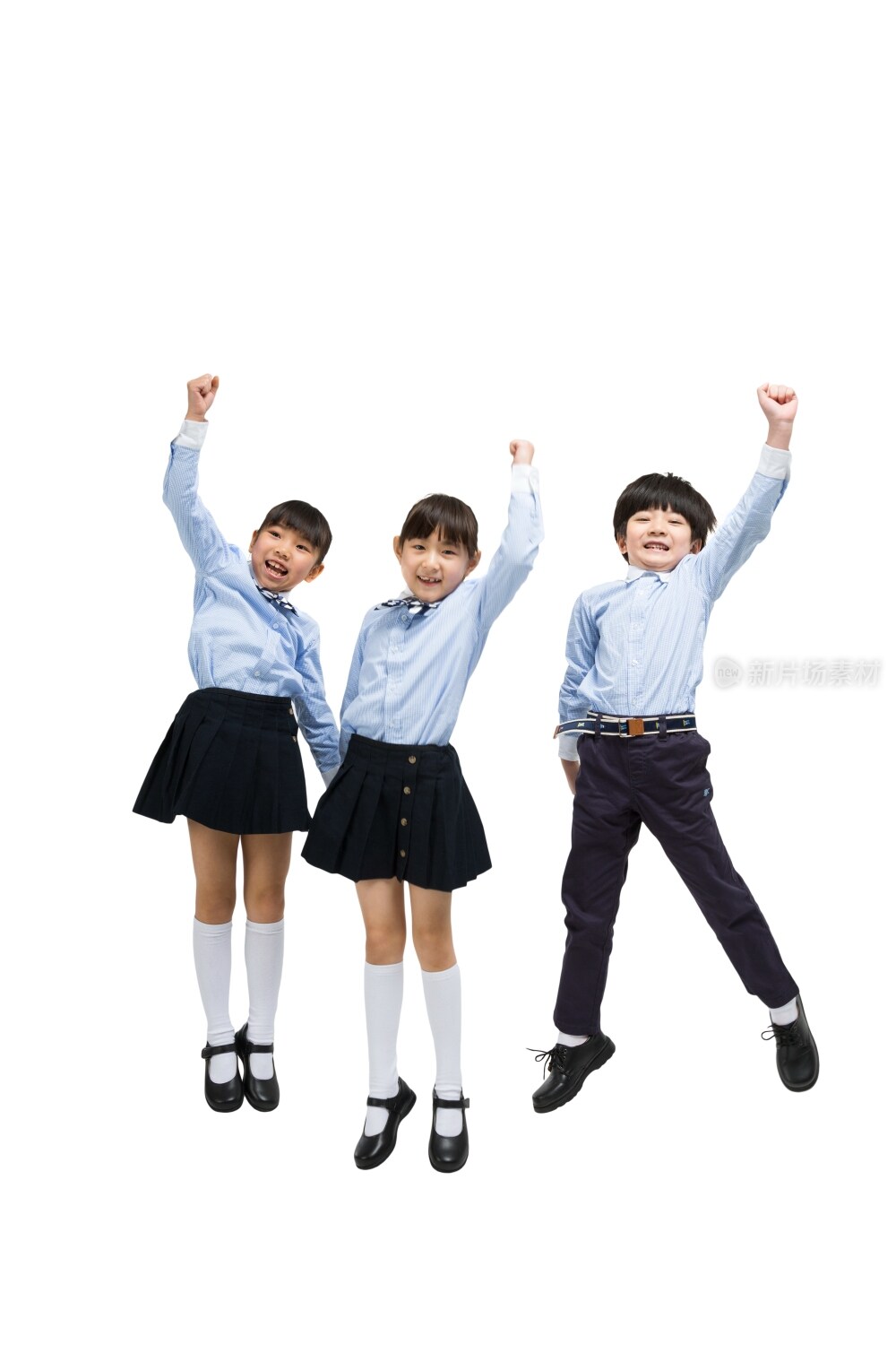 小学生兴奋地跳跃