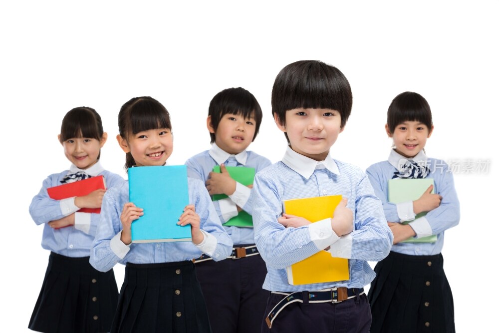 快乐的小学生抱着书本合影
