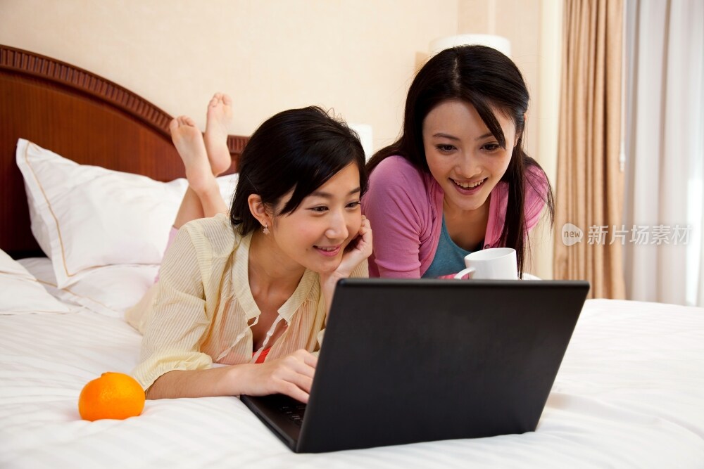 闺蜜一起趴在床上看电脑