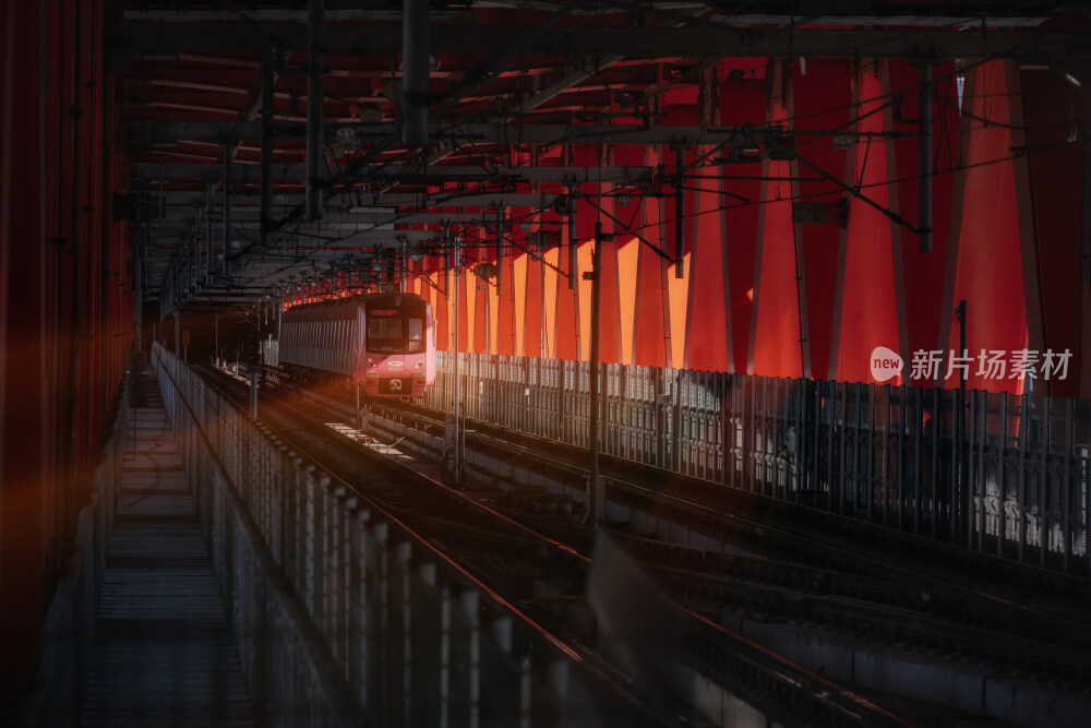 重庆千撕门大桥下的轻轨列车