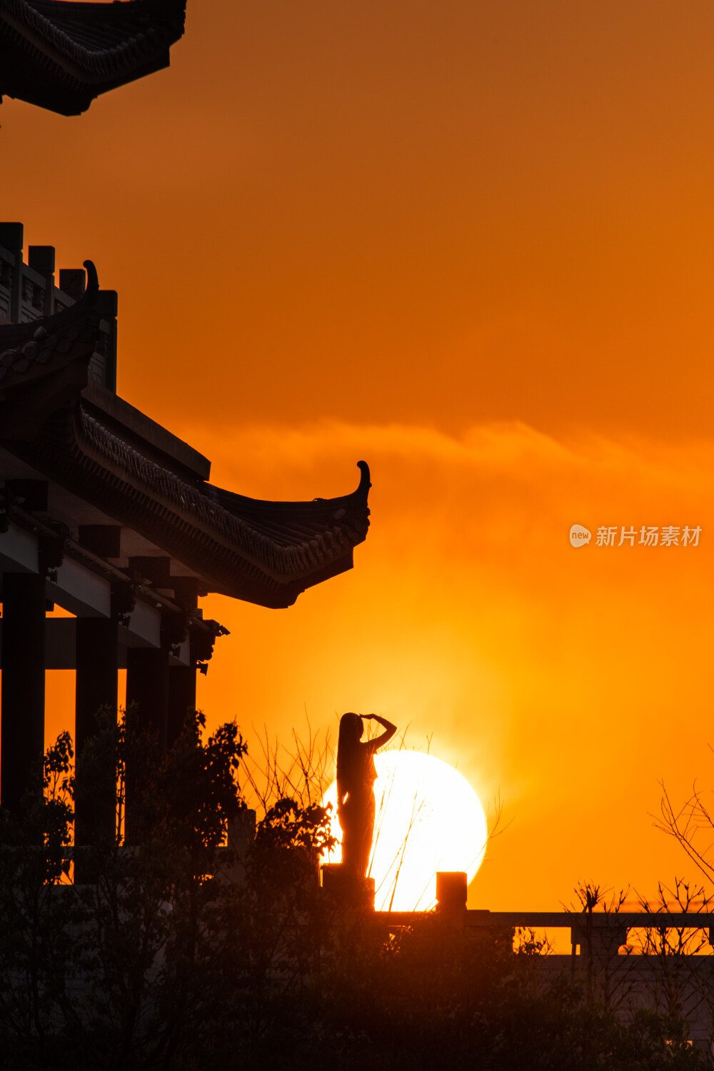 落日为背景的人物剪影