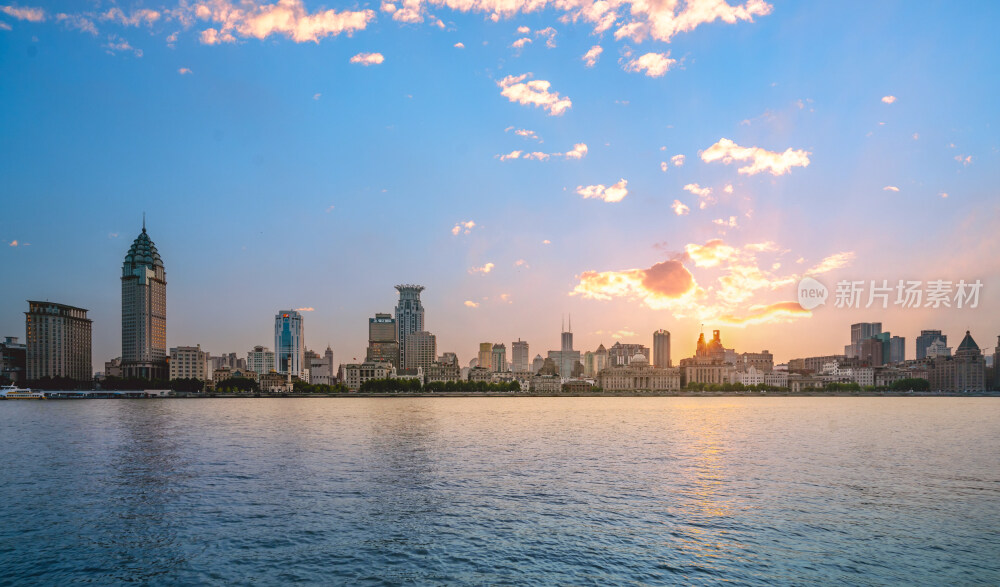 夕阳下的上海外滩老建筑全景