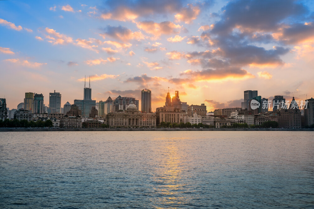 夕阳下的上海外滩老建筑全景