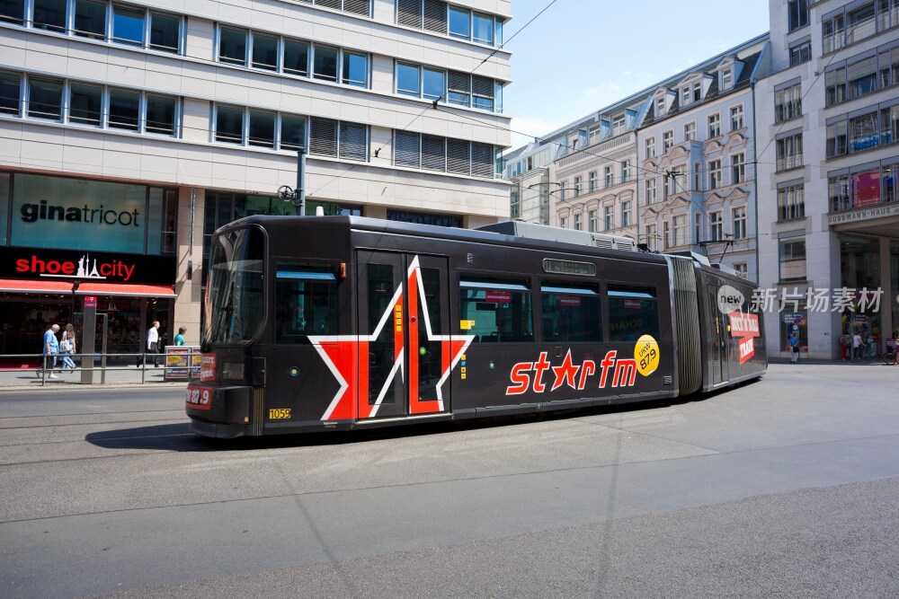 德国柏林路上的巴士