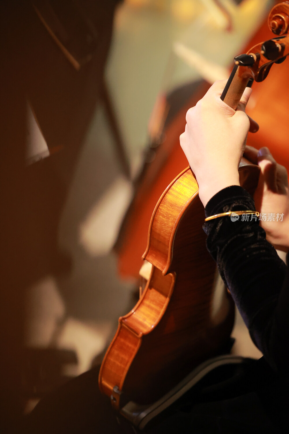 大提琴小提琴的手部特写和弦乐特写