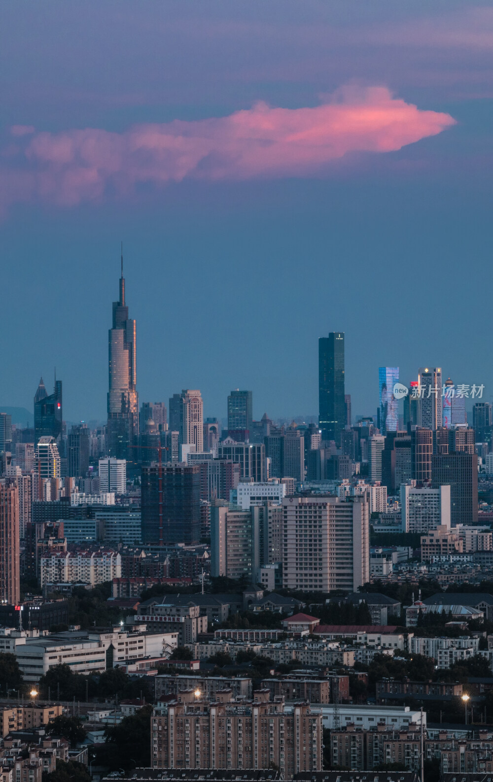 夜幕中的南京城市天际线