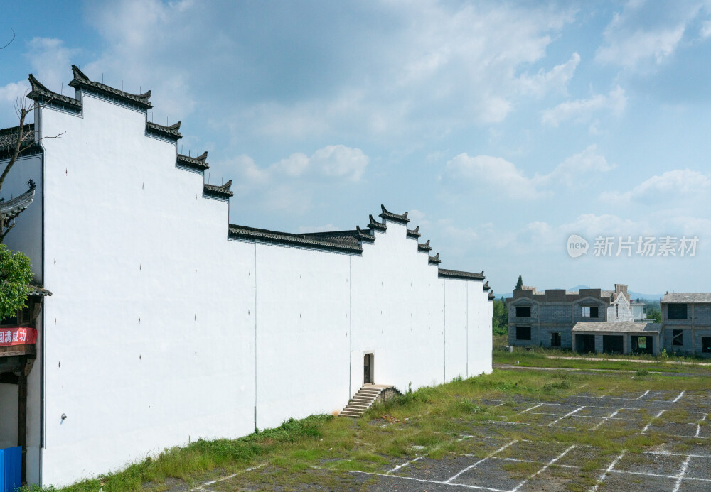 白墙灰瓦建筑外墙