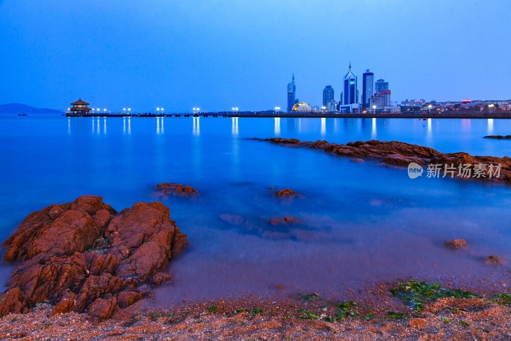 山东青岛海滨浴场夜景