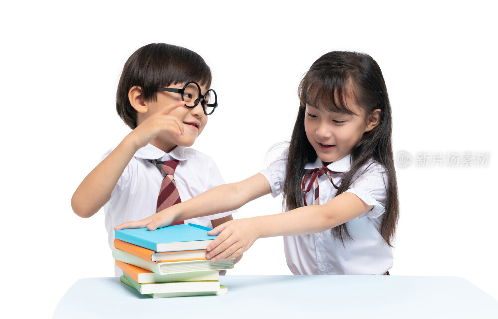 小男孩和小女孩在学习