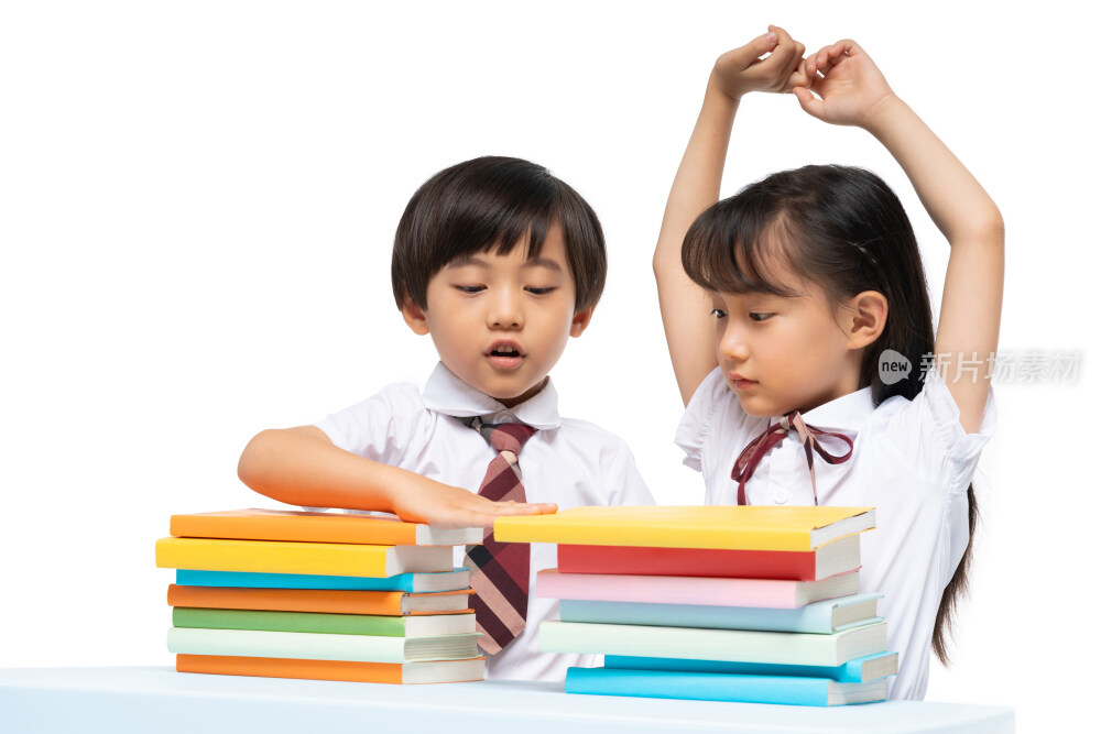 小男孩和小女孩在学习