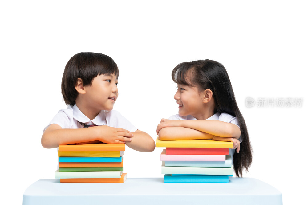 小男孩和小女孩在学习