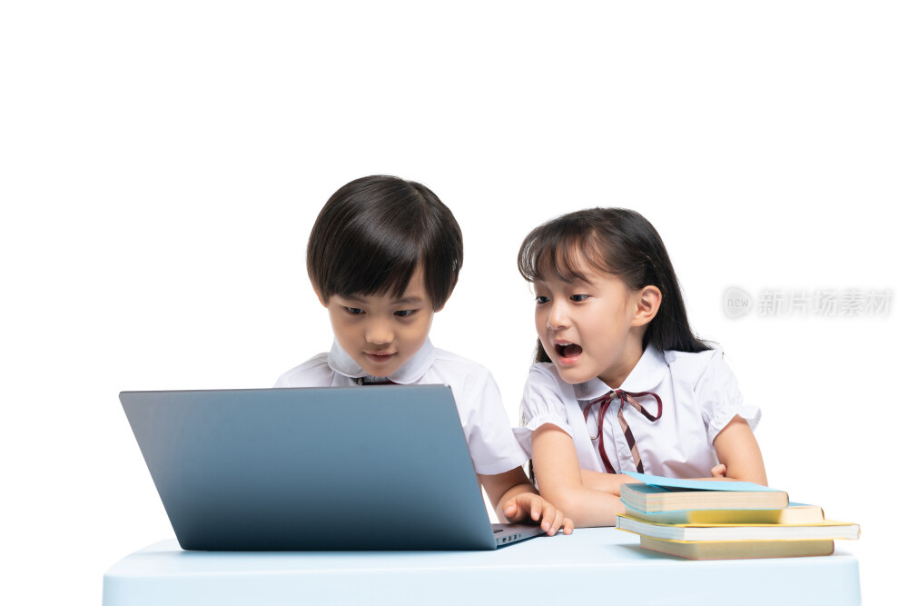 小男孩和小女孩在学习