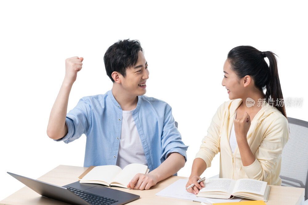 年轻男女一起学习