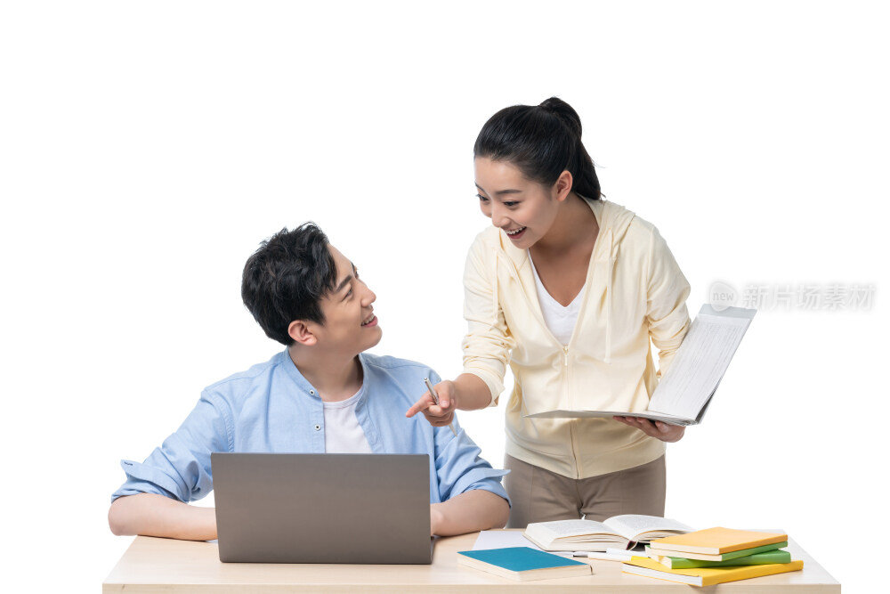 年轻男女一起学习