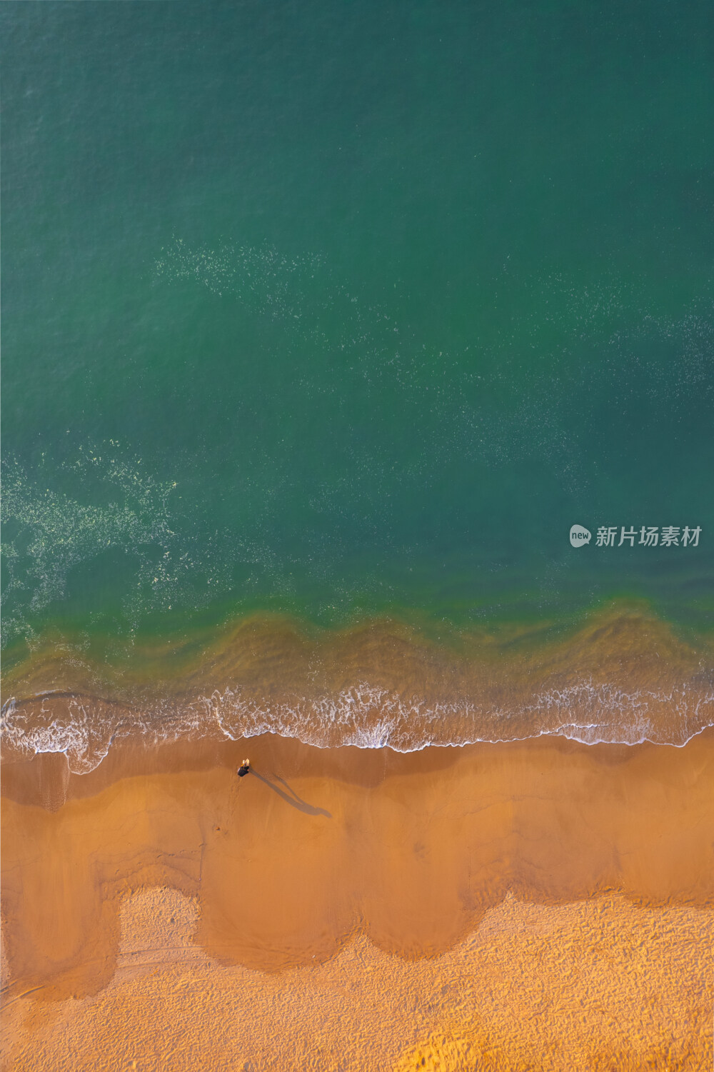 青岛沙滩海浪航拍