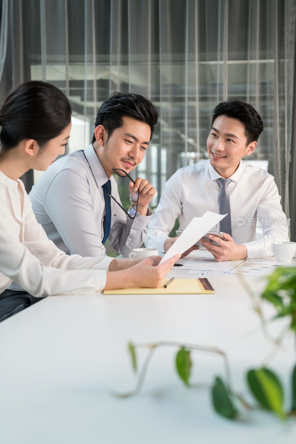 商务人士在会议室开会