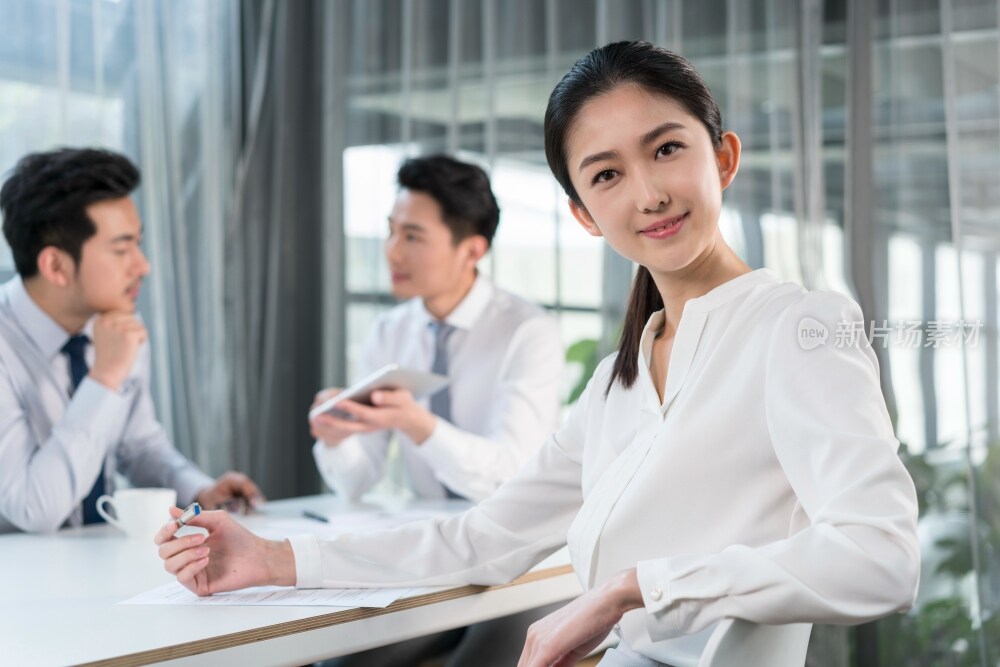 商务人士在会议室开会