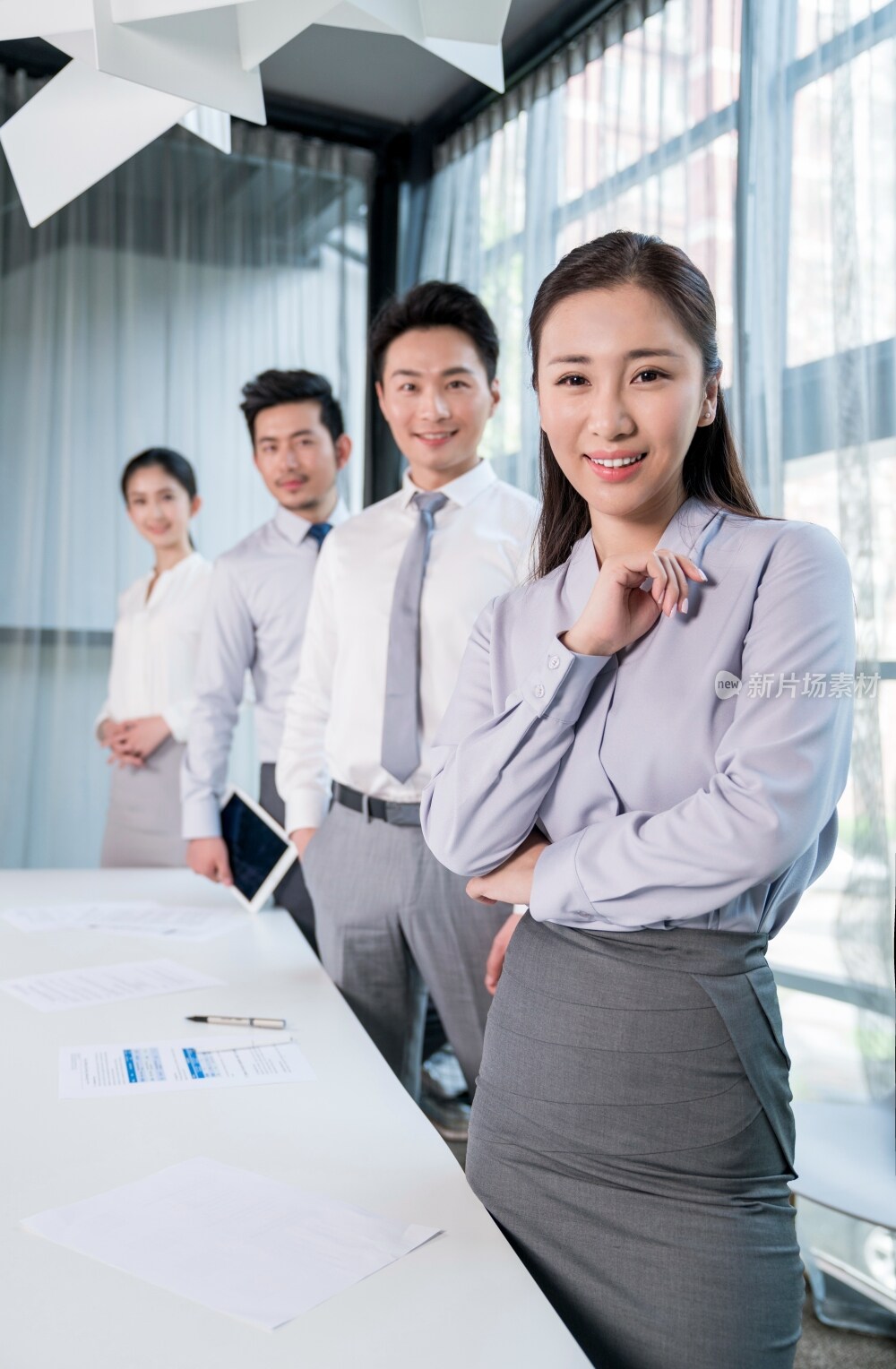 商务人士在会议室开会