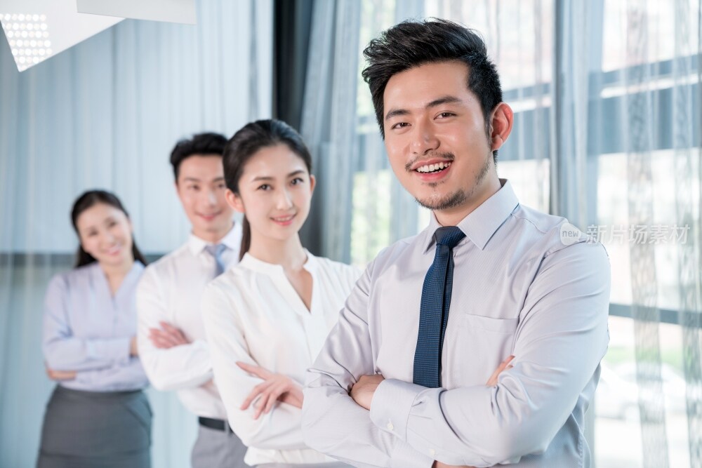 商务人士在会议室开会