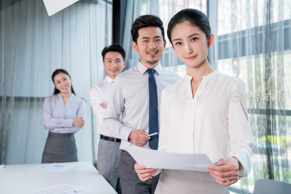 商务人士在会议室开会