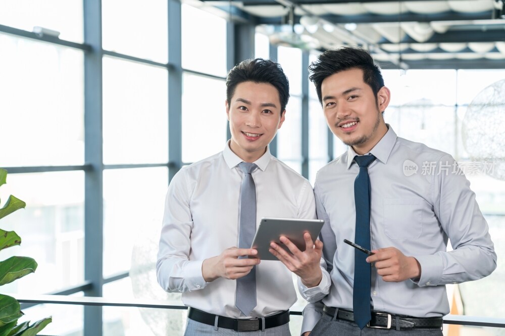 商务人士在会议室开会