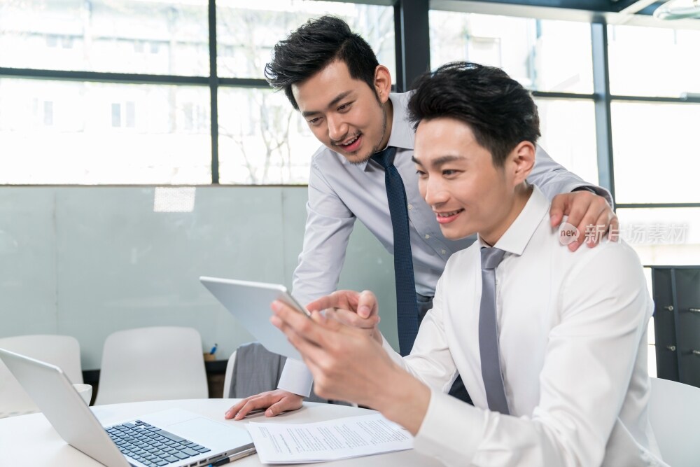 商务人士在会议室开会