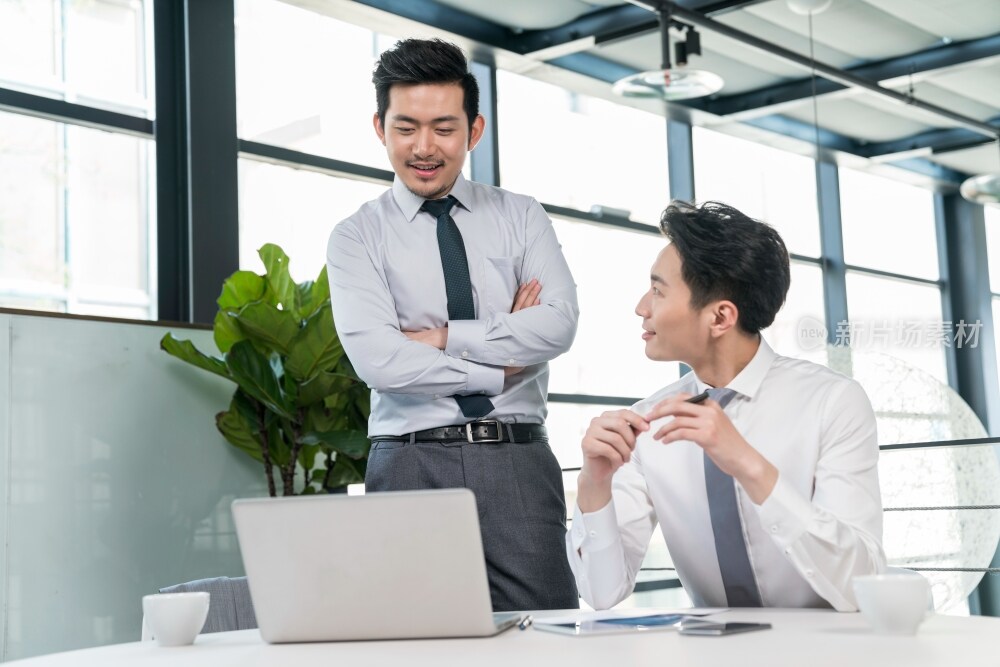 商务人士在会议室开会